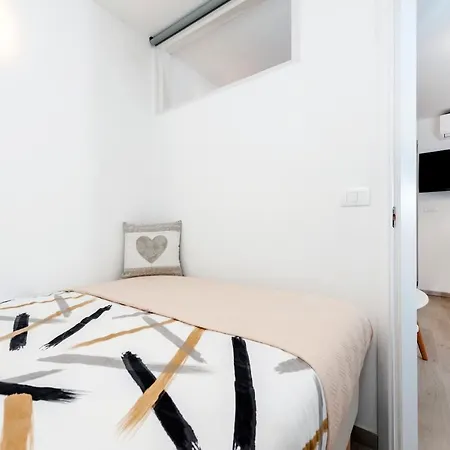 Amici With Terrace In Center Of *