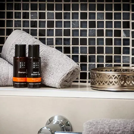 Amici With Terrace In Center Of *