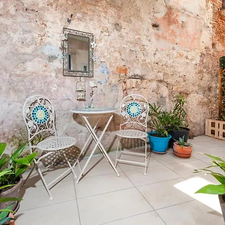 Amici With Terrace In Center Of Apartment