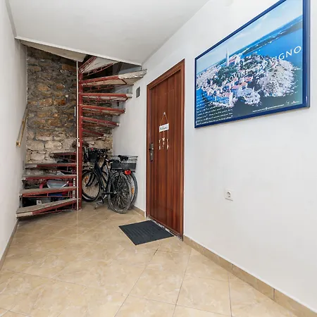 Amici With Terrace In Center Of