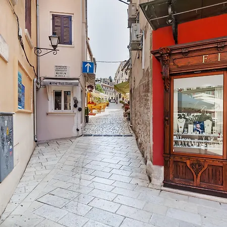 Amici With Terrace In Center Of *