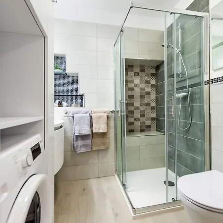 Amici With Terrace In Center Of *